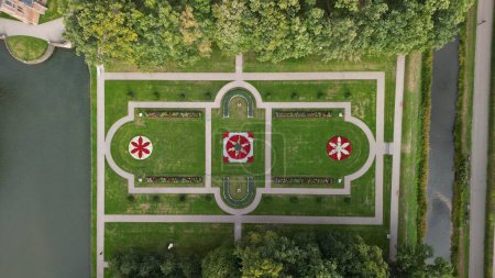 Foto de Una vista superior de un jardín delantero bellamente decorado del castillo De Haar - Imagen libre de derechos