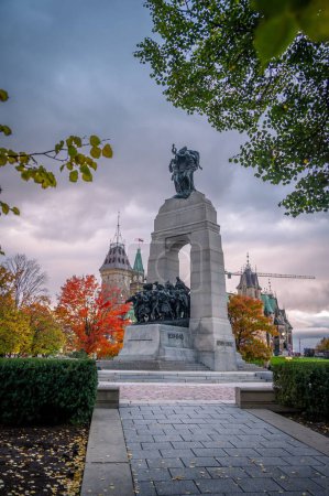 Foto de Ottawa, Ontario - 18 de octubre de 2022: El Monumento Nacional a la Guerra en Ottawa, así como la Tumba del Soldado Desconocido. - Imagen libre de derechos