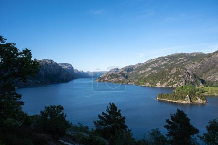 Foto de Un hermoso paisaje de Lysefjorden con un cielo azul en el fondo en Noruega - Imagen libre de derechos