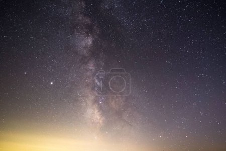 Foto de El fascinante cielo nocturno estrellado - ideal para un fondo de pantalla - Imagen libre de derechos