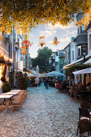 Téléchargez les photos : Vue verticale d'une rue avec des cafés dans le district de Kapana. Plovdiv, Bulgarie. - en image libre de droit