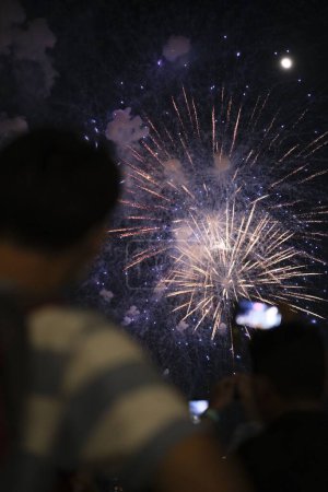 Foto de Una vista trasera de la silueta de un hombre mirando los fuegos artificiales - Imagen libre de derechos