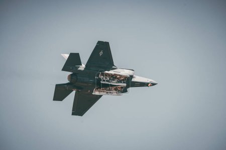 Foto de El F-35 volando en el cielo con todas las puertas de la bahía de armas abiertas. Ogden, Utah, Estados Unidos. - Imagen libre de derechos