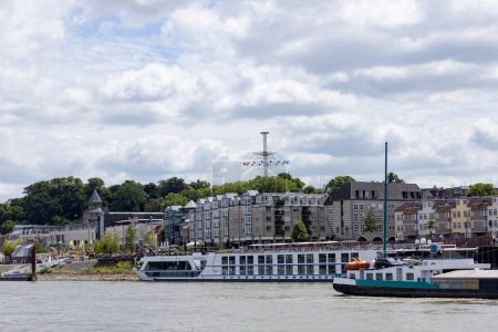 Foto de Río Maas orilla de la costa de la histórica ciudad hanseática Nijmegen - Imagen libre de derechos