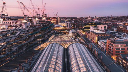 Téléchargez les photos : King's Cross Railway Station Sunset Drone - en image libre de droit