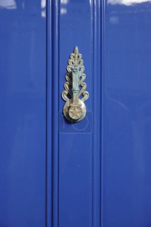 Foto de Un primer plano de la puerta azul con puerta de plata golpeador - Imagen libre de derechos