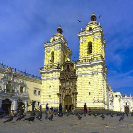 Foto de Las hermosas catacumbas de Lima en San Francisco con el Museo del Convento al fondo - Imagen libre de derechos