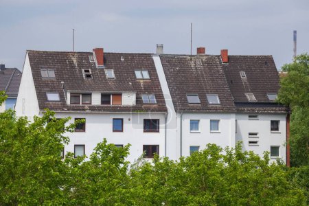 Foto de Las antiguas casas residenciales rodeadas de árboles verdes en Bremen - Imagen libre de derechos