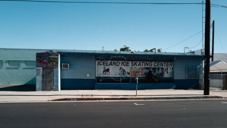 Téléchargez les photos : L'extérieur d'une patinoire de l'extérieur à LA avec un ciel bleu - en image libre de droit
