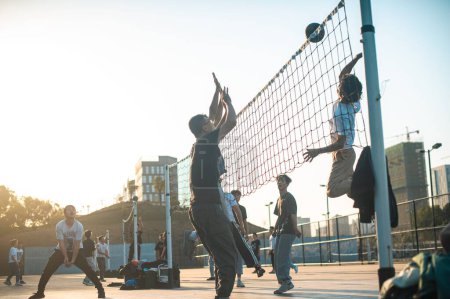 Foto de Un grupo de jugadores de voleibol durante un partido en la universidad en un día soleado - Imagen libre de derechos