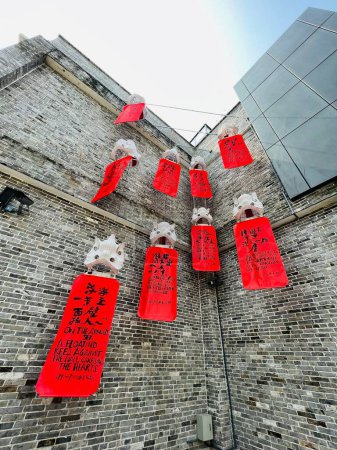 Téléchargez les photos : Une belle vue sur un coin décoré avec une danse du lion et des couplets du Nouvel An chinois - en image libre de droit