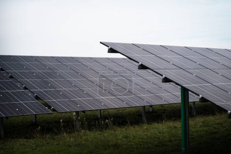 Foto de Un sistema solar en la gran central fotovoltaica para la electricidad verde - Imagen libre de derechos