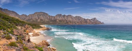 Foto de Vista de las cadenas montañosas de Kogelberg vver Kogel Bay Beach cerca de Ciudad del Cabo en Sudáfrica. - Imagen libre de derechos