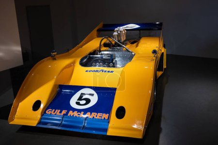 Téléchargez les photos : Classique jaune CAN-AM 1972 McLaren M2 voiture de course - en image libre de droit
