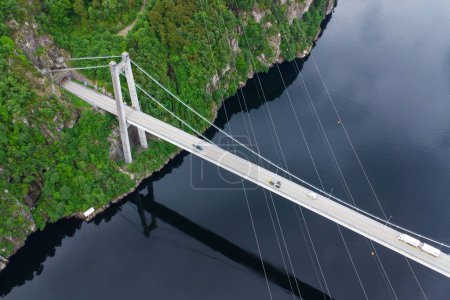 Foto de Una vista aérea del puente Fedafjorden bru con líneas eléctricas de cruce y un portal del túnel - Imagen libre de derechos