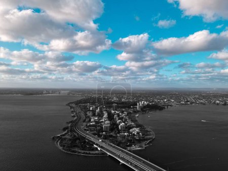 Téléchargez les photos : Un drone d'une vue panoramique d'une ville sous un ciel bleu nuageux en Australie - en image libre de droit
