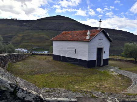 Foto de Un primer plano de una hermosa iglesia cerca de las montañas - Imagen libre de derechos