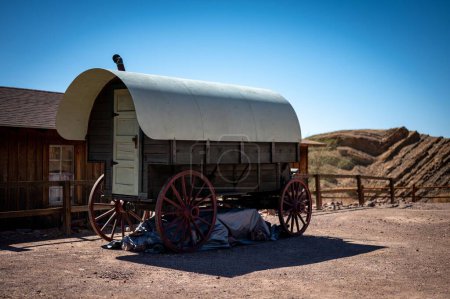 Téléchargez les photos : Détail d'un vieux chariot en bois de l'extrême ouest, il a une porte et un toit - en image libre de droit
