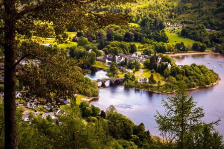 El pueblo de Kenmore en el lago Tay en Perthshire, Escocia.