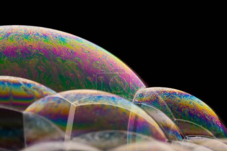 Téléchargez les photos : Un gros plan de texture colorée de bulles de savon sur un fond noir - en image libre de droit