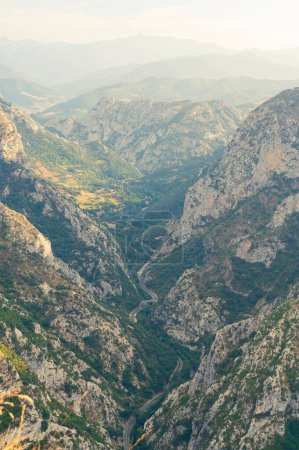 Téléchargez les photos : Une belle vue sur un paysage montagneux depuis le belvédère de Sainte Catherine en Espagne - en image libre de droit