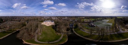Téléchargez les photos : Panorama aérien complet à 360 degrés du château de Slot Zeist avec le manoir moated entouré d'un parc verdoyant et d'un paysage urbain en arrière-plan. Statistiques néerlandaises - en image libre de droit