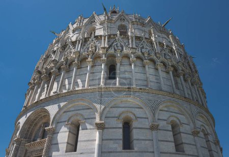 Foto de Una toma de bajo ángulo del Baptisterio de San Giovanni en Pisa contra un cielo azul, Italia - Imagen libre de derechos
