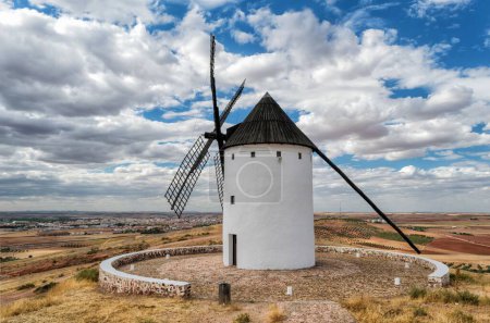 Foto de Molino de viento contra un cielo nublado en Castilla-La Mancha, España - Imagen libre de derechos