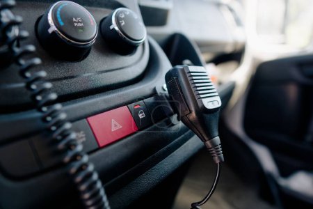 Foto de Un primer plano del adaptador Bluetooth, botón de emergencia y botón de CA en un coche moderno - Imagen libre de derechos