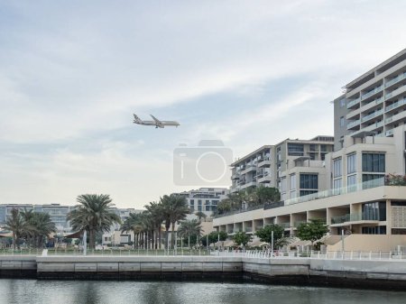 Foto de Un avión volando sobre el barrio de Al Zeina mientras se acerca al aeropuerto internacional de Abu Dhabi para aterrizar - Imagen libre de derechos