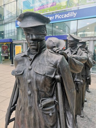 Foto de Un disparo vertical de la estatua militar fuera de la estación de Manchester Piccadilly - Imagen libre de derechos