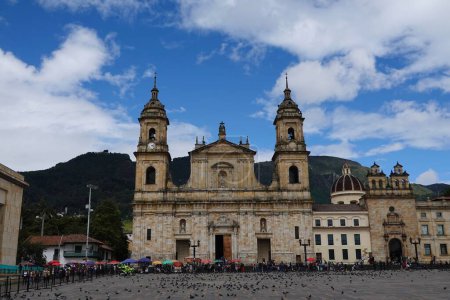 Foto de Una hermosa vista de la Catedral de Bogotá junto a la Capilla Sagrada - Imagen libre de derechos