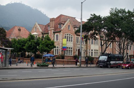 Téléchargez les photos : Le bâtiment de l'Université dans les rues de Bogota - en image libre de droit