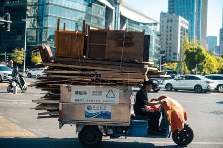 Foto de Un trabajador sanitario que transporta muebles de desecho - Imagen libre de derechos