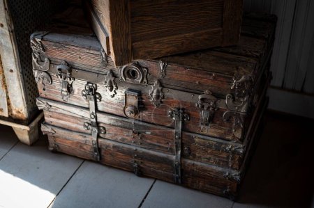 Foto de Tronco de madera o pecho con accesorios de metal en una antigua casa del oeste salvaje - Imagen libre de derechos