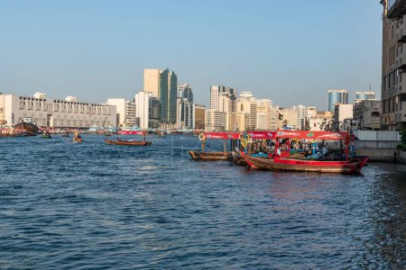 Foto de La vista mientras navega en un Abra - un barco tradicional de madera - en el arroyo Dubai que divide Deira y Bur Dubai - Imagen libre de derechos