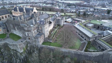 Foto de Una vista aérea de un histórico castillo de Stirling en Stirling, Escocia, en la colina, con un paisaje urbano en el fondo - Imagen libre de derechos