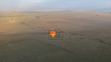 Téléchargez les photos : Une seule montgolfière survolant les prairies sans arbres, une prise de vue aérienne - en image libre de droit