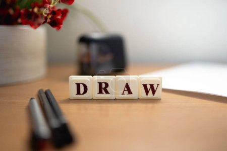 Téléchargez les photos : L'orthographe des carreaux de scrabble dessine sur un bureau en bois avec papier et stylos. - en image libre de droit