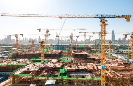 Foto de Un sitio de construcción ocupado del centro de Wuhan Groenlandia, muchos edificios grandes están surgiendo - Imagen libre de derechos