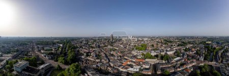 Téléchargez les photos : Super large 360 degrés vue aérienne panoramique du centre médiéval néerlandais d'Utrecht avec cathédrale dominant la ville au lever du soleil - en image libre de droit