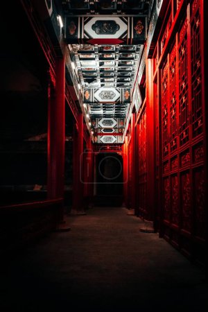 Téléchargez les photos : Un couloir illuminé entouré de murs à Montréal pendant la nuit - en image libre de droit