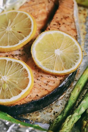 Téléchargez les photos : Un plan vertical de saumon grillé au citron et aux asperges - en image libre de droit