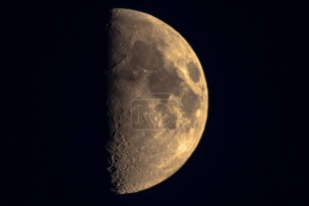 Téléchargez les photos : Un mystérieux cliché de la surface de la lune à moitié couverte d'obscurité - en image libre de droit