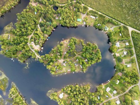 Téléchargez les photos : Vue aérienne des maisons au bord des lacs dans un paysage verdoyant - en image libre de droit