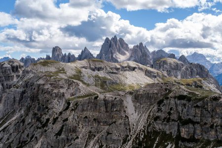Foto de Fantástica vista panorámica de las montañas Tre Cime de Lavaredo con cielo azul y hermosas nubes en Tirol del Sur, Italia - Imagen libre de derechos