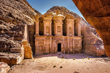 Una hermosa foto de un monasterio en Petra, Jordania