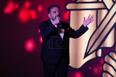Téléchargez les photos : Arsen Mrro chantant lors d'un concert avant les élections au Liban - en image libre de droit