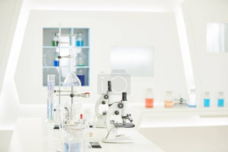 Foto de Una sala de laboratorio en un hospital con microscopios y equipo - Imagen libre de derechos