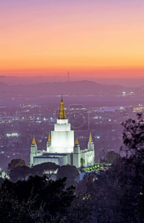 Téléchargez les photos : Oakland California temple of the Church of Jesus Christ of Latter-day Saints at sunset, États-Unis - en image libre de droit